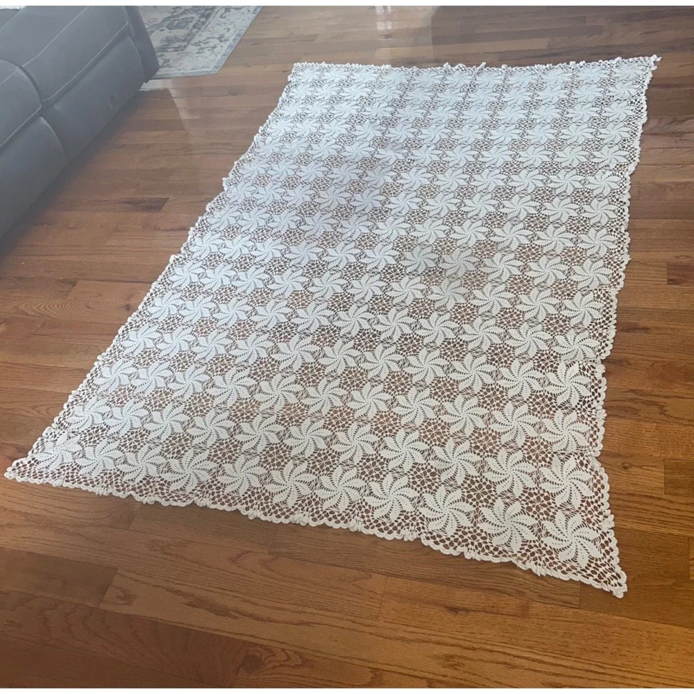 Vintage Handmade Crochet Lace Tablecloth Pinwheel Medallion Cream 48